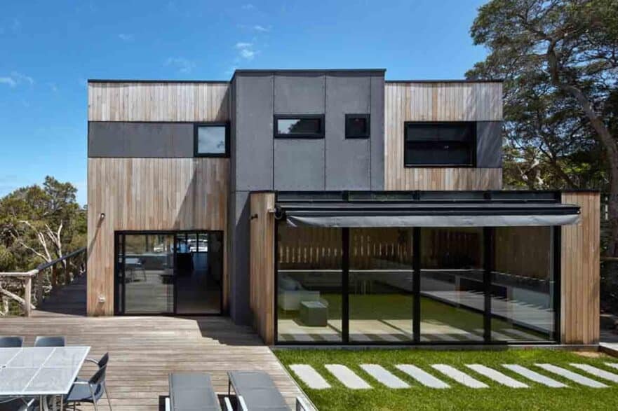 مبنى عصري بواجهة زجاجية وتصميم بسيط يعتمد على الضوء الطبيعي.