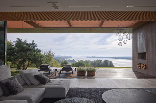 منطقة الجلوس الداخلية المطلة مباشرة على نهر فيستولا عبر نوافذ بانورامية