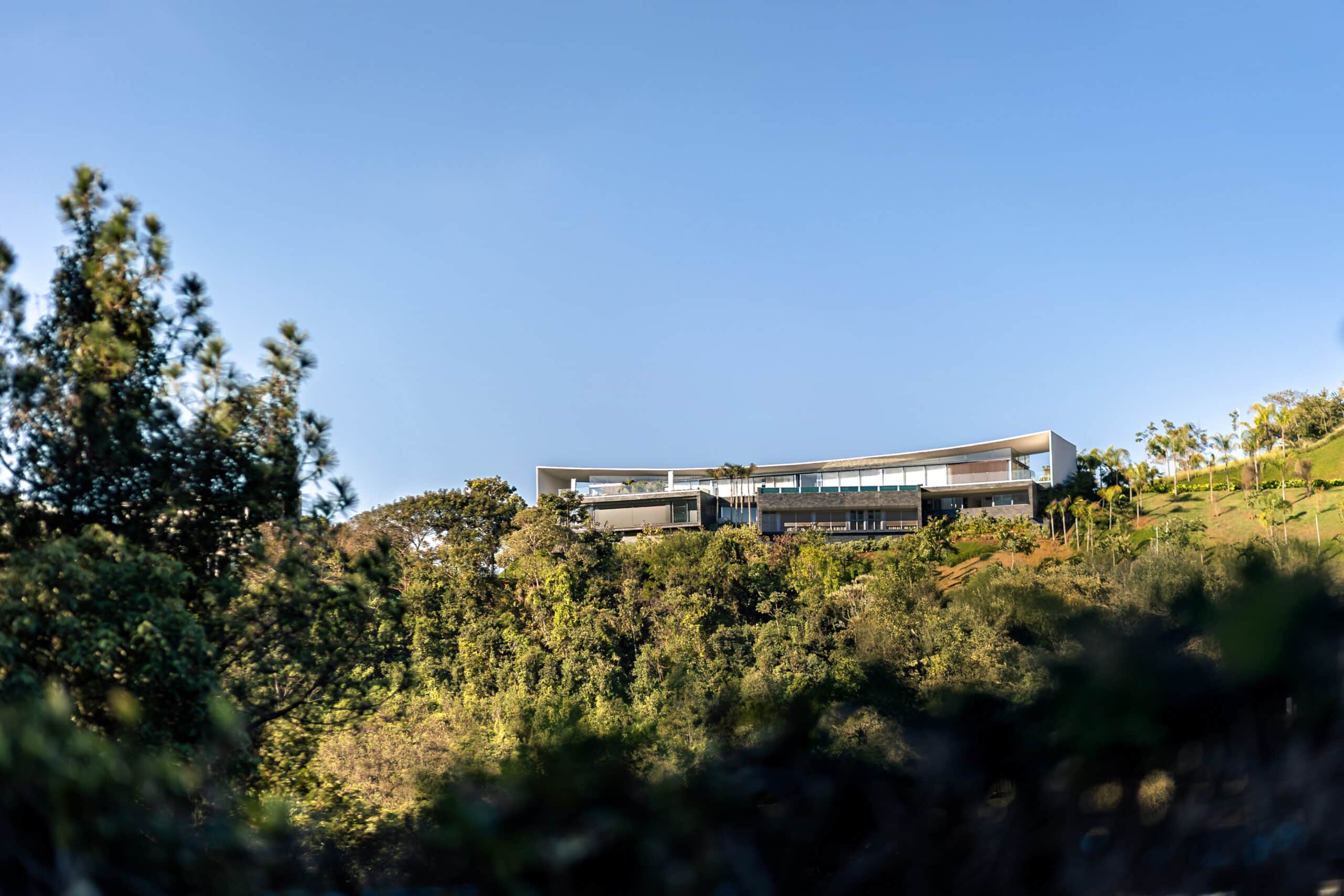 Linho House by Tetro Arquitetura seen from the valley below