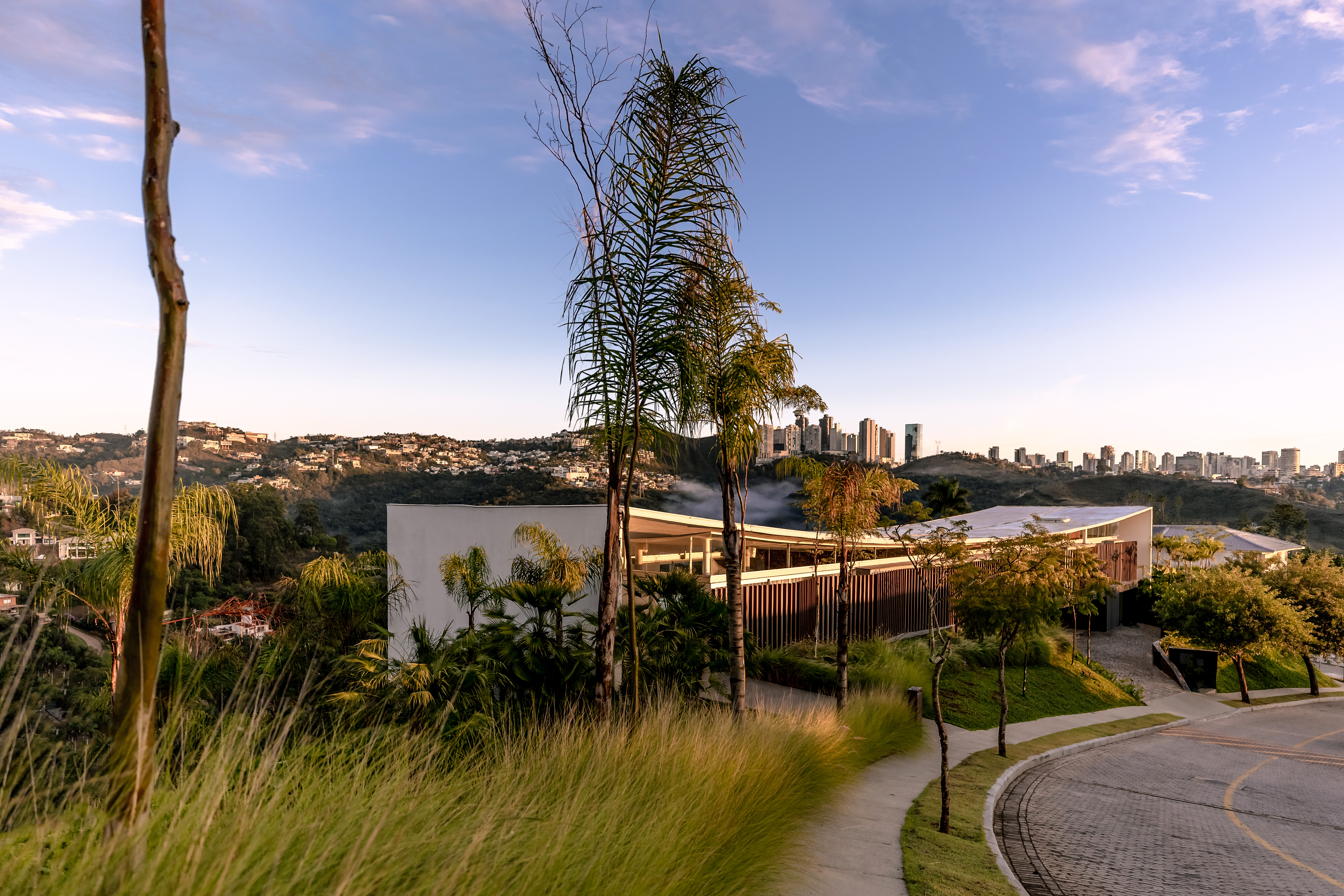 The timber lined street facade of the Linho House by Tetro Arquitetura