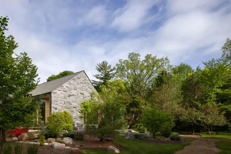 Michigan Lakeside house by Disbrow Iannuzzi with minimalist interiors