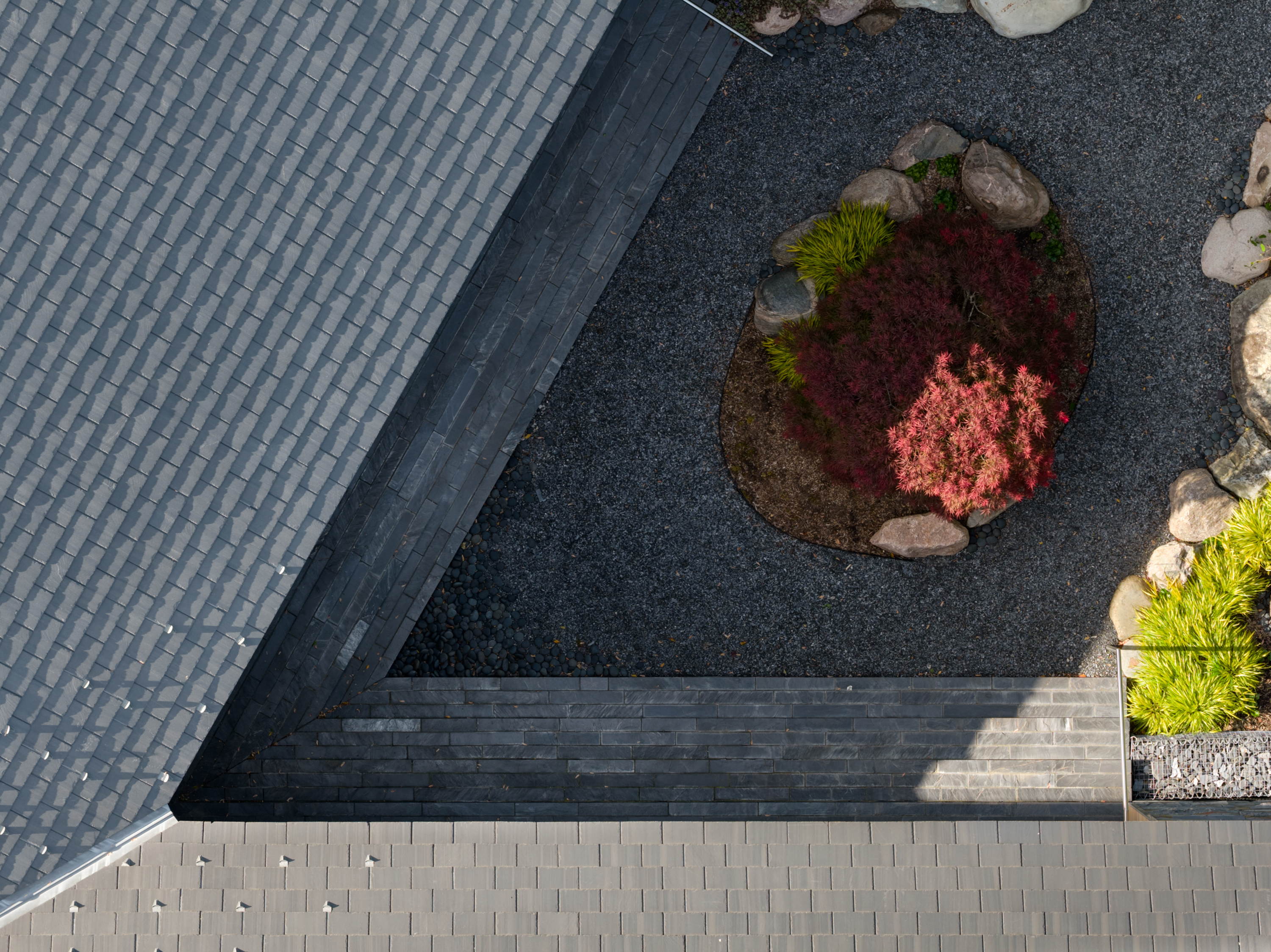 Michigan Lakeside house by Disbrow Iannuzzi with minimalist interiors