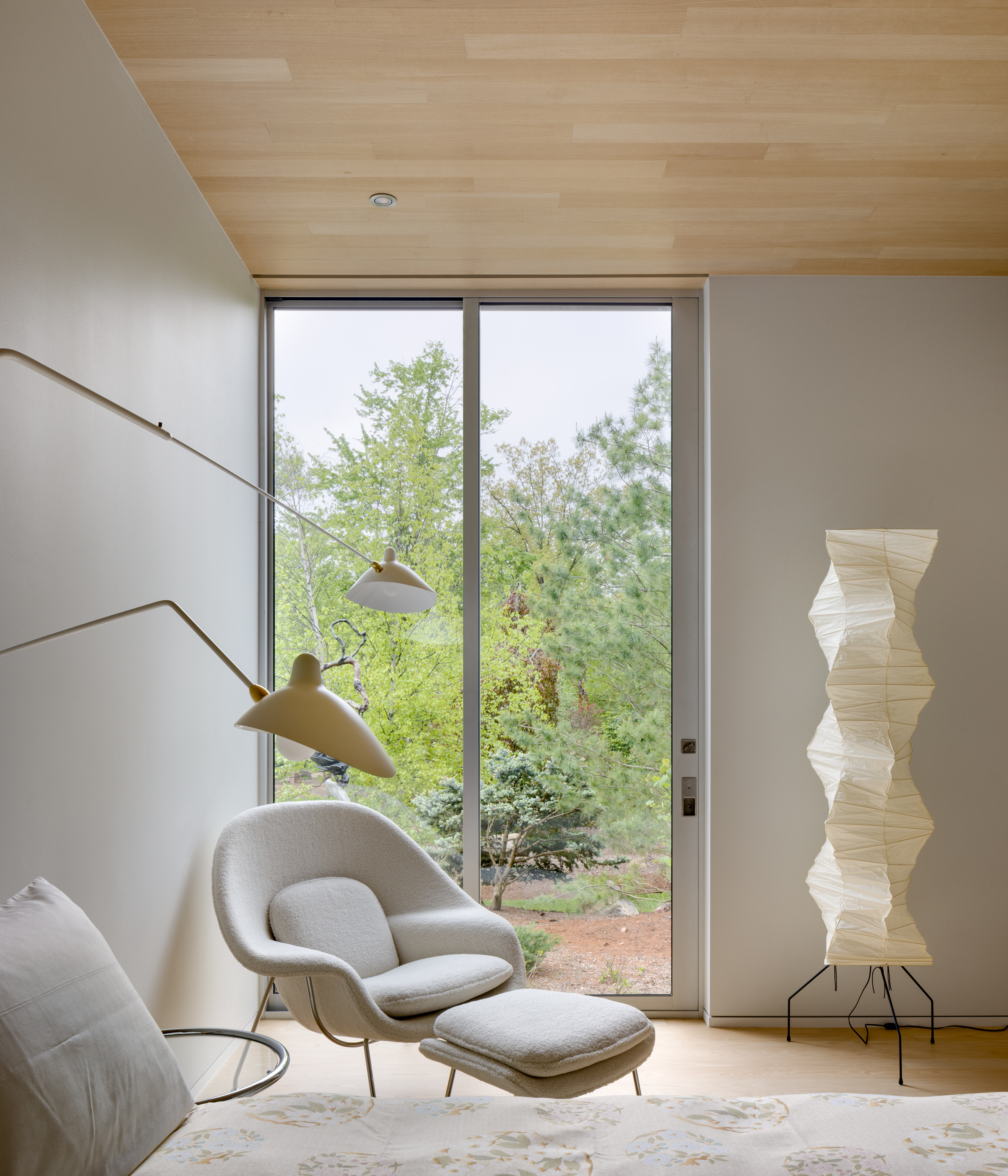 Michigan Lakeside house by Disbrow Iannuzzi with minimalist interiors