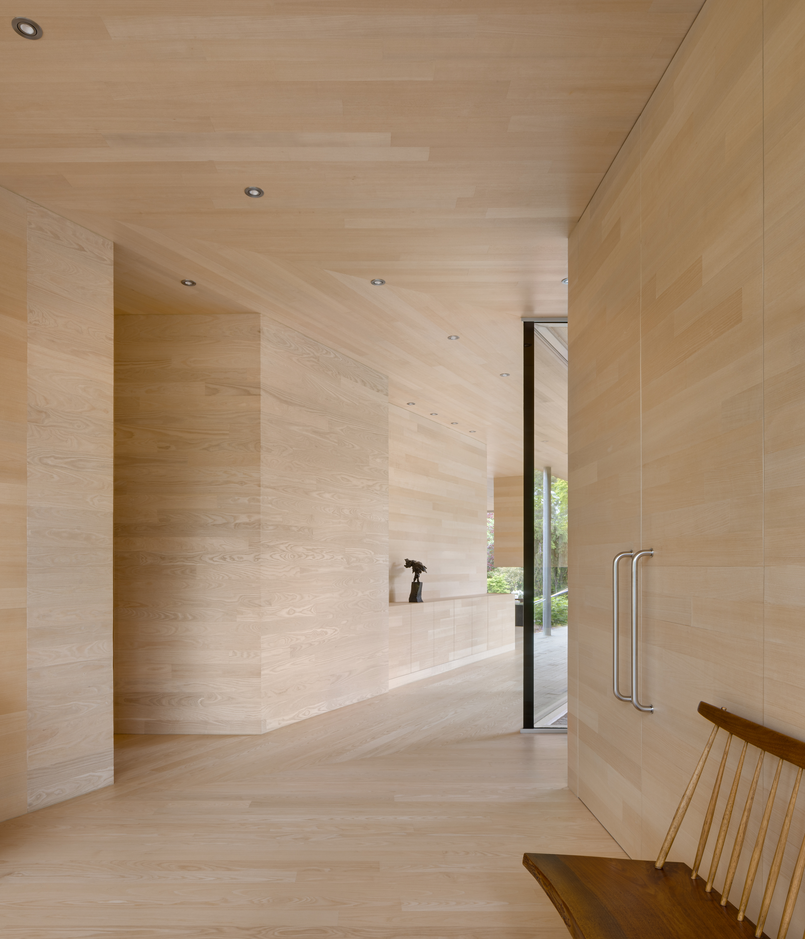 Michigan Lakeside house by Disbrow Iannuzzi with minimalist interiors