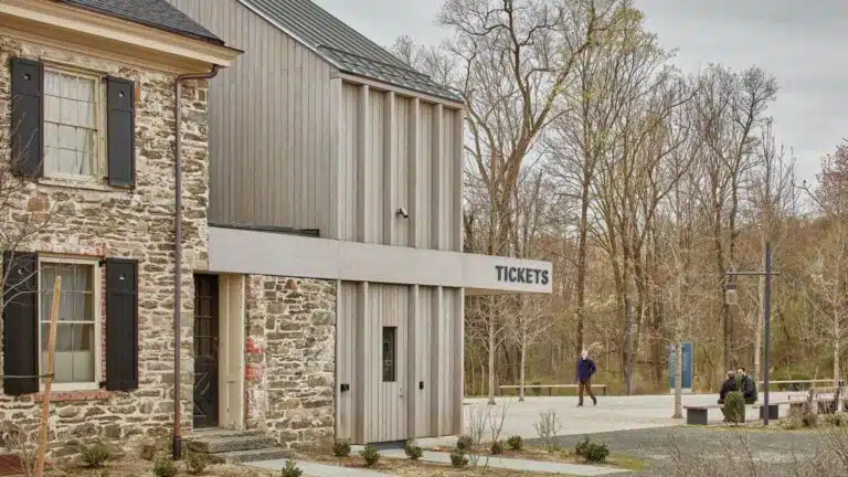 في مركز Storm King Art Center ، يعيد فريق متعدد التخصصات تسلسل الوصول