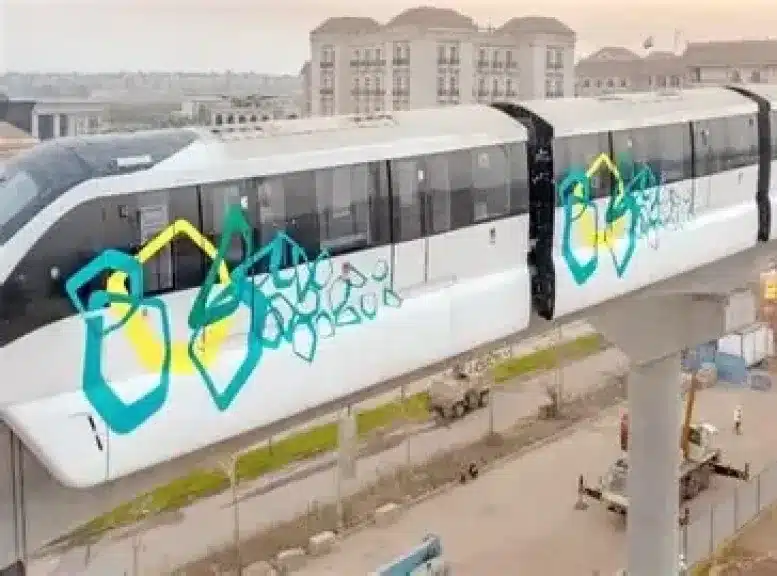 قطار مونوريل شرق النيل يسير على المسار المعلق وسط المشهد الحضري للقاهرة.