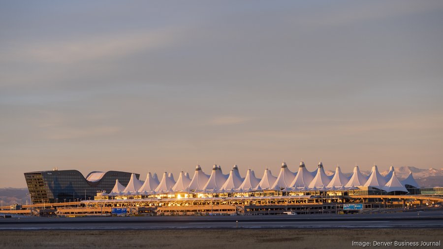 مشهد جوي لمطار دنفر الدولي عند شروق الشمس يظهر موقع مبنى تأجير السيارات الجديد ضمن البنية التحتية للمطار.