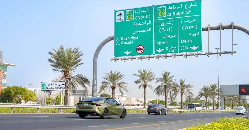 توسعة الطريق قرب تقاطع ند الحمر مع معدات العمل