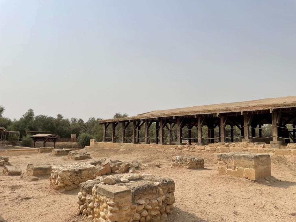 بقايا أثرية وطبيعة محفوظة في موقع بيت عنيا عبر الأردن قرب موقع معمودية المسيح.