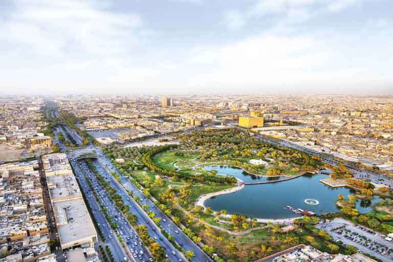 صورة لبرج المملكة في قلب الرياض يعكس التطور العمراني في السعودية