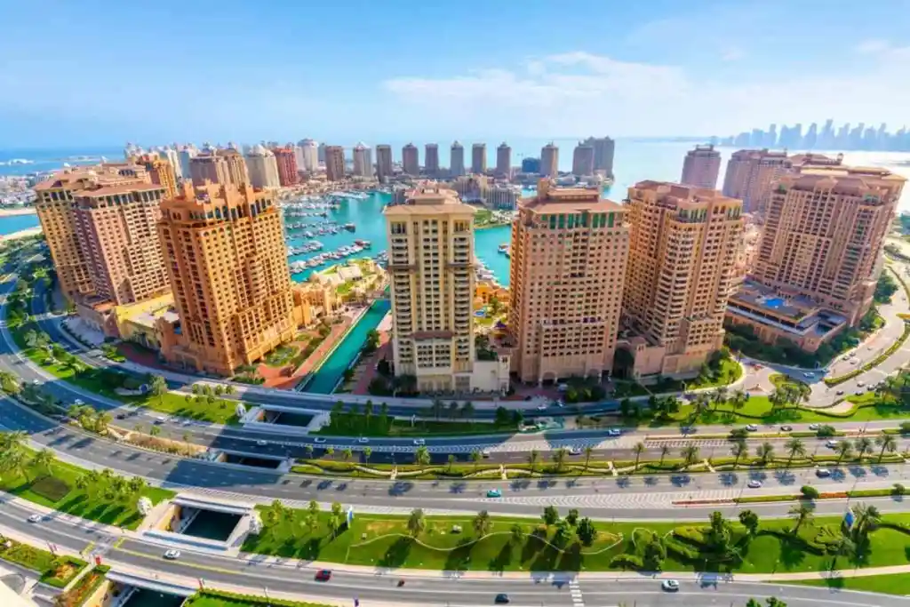 أفق مدينة الدوحة يظهر الأبراج الحديثة والمشاريع العقارية الكبرى.