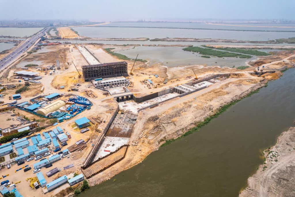 أعمال البناء في محطة ضخ الغبرة في مسقط.