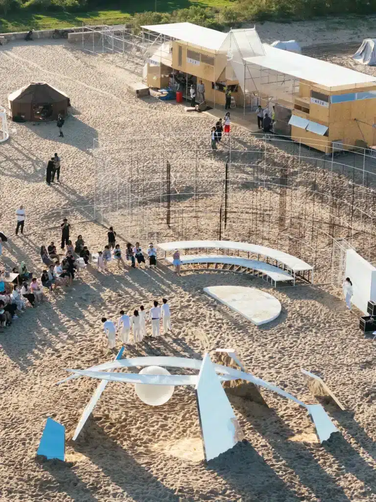 كتل مرايا هندسية مغروسة في الرمال تعكس السماء والبيئة المحيطة