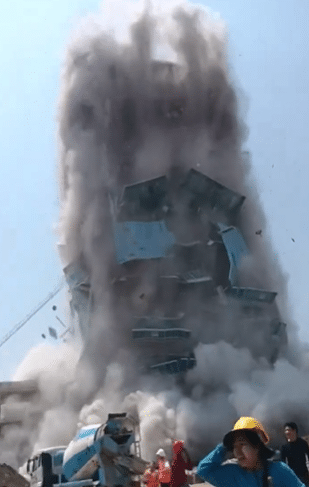 عمال الإنقاذ يبحثون عن ناجين وسط أنقاض البرج المكتبي المنهار في بانكوك بعد الزلزال الذي وقع في 28 مارس 2025.