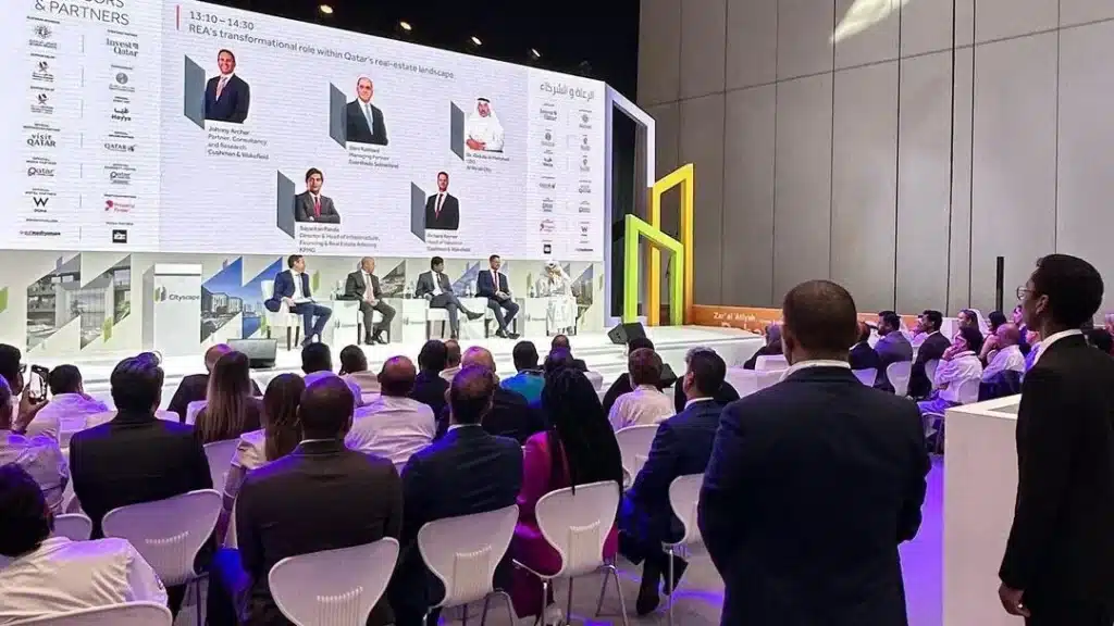 جلسة نقاشية ضمن فعاليات سيتي سكيب قطر 2025 بحضور خبراء ومسؤولين في قطاع العقار.