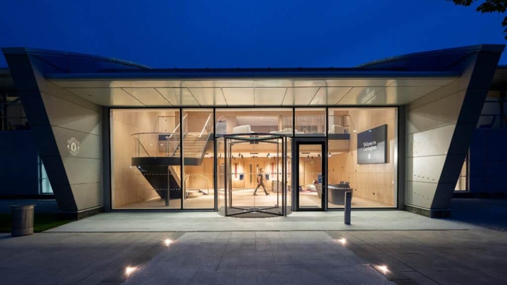 الواجهة الخارجية لمقر كارينغتون ليلاً