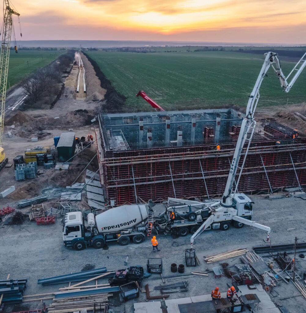 صب الخرسانة في موقع بناء محطة الضخ، يظهر إعداد البنية التحتية للأنابيب.