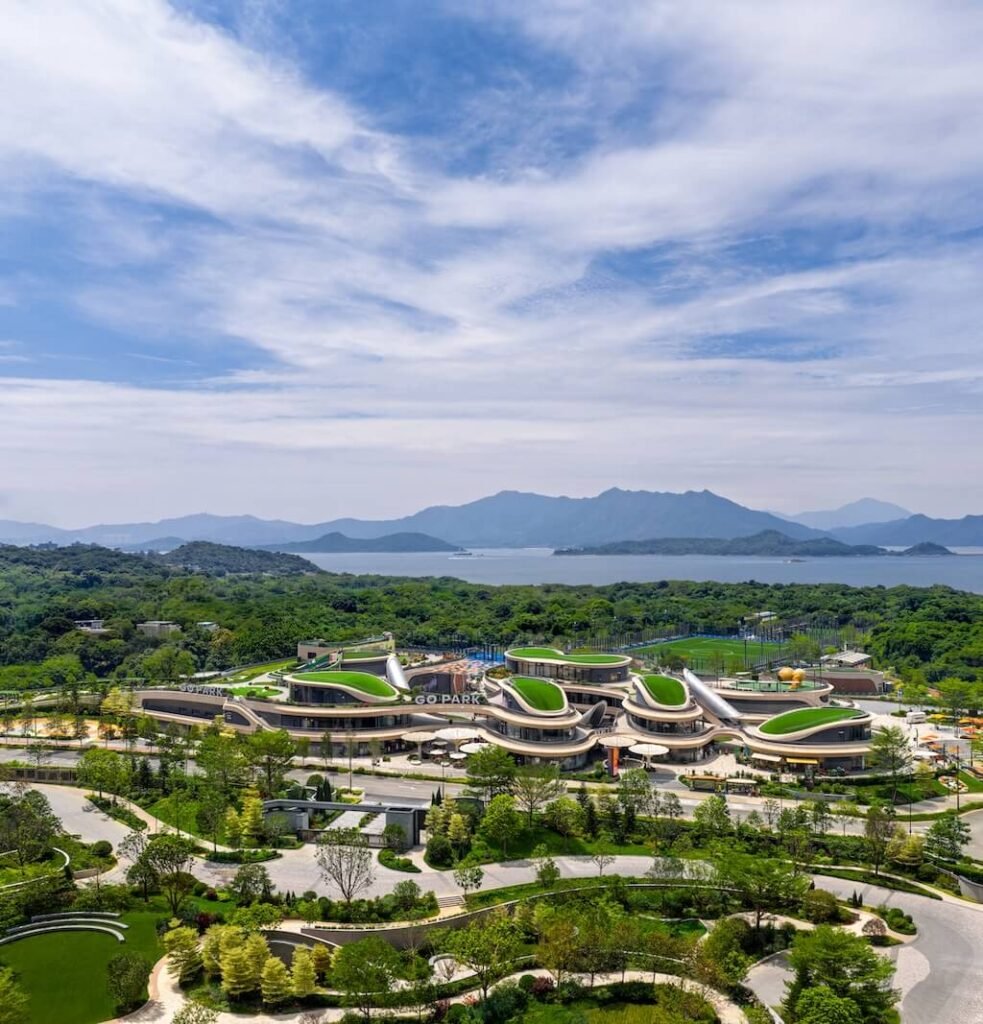 The central plaza of GO PARK surrounded by cafés, shops, and elevated pedestrian walkways