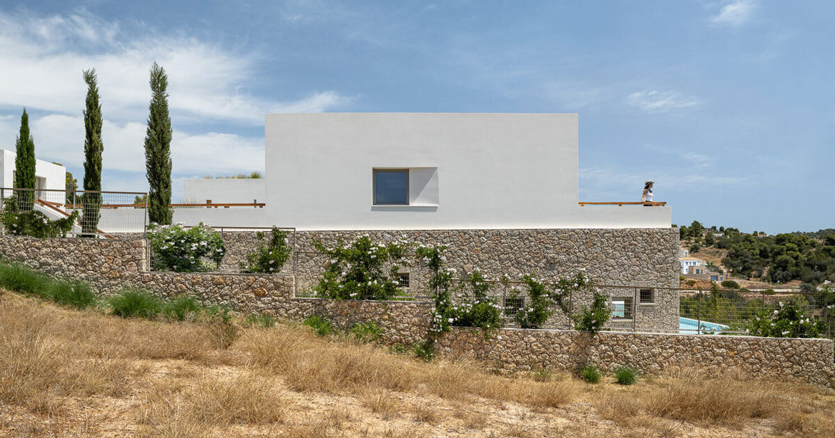 Pieris.Architects يدمج الإقامة ذات الطبقات الحجرية والكهف في جانب التل اليوناني