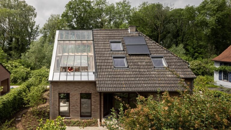 Hé! updates Flemish Omloop Farmhouse with glazed winter garden in Belgium