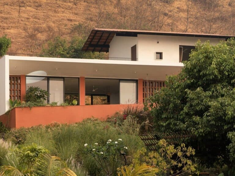 فيلا بركريتي: عمارة تتنفس مع الطبيعة في جبال سهيادري