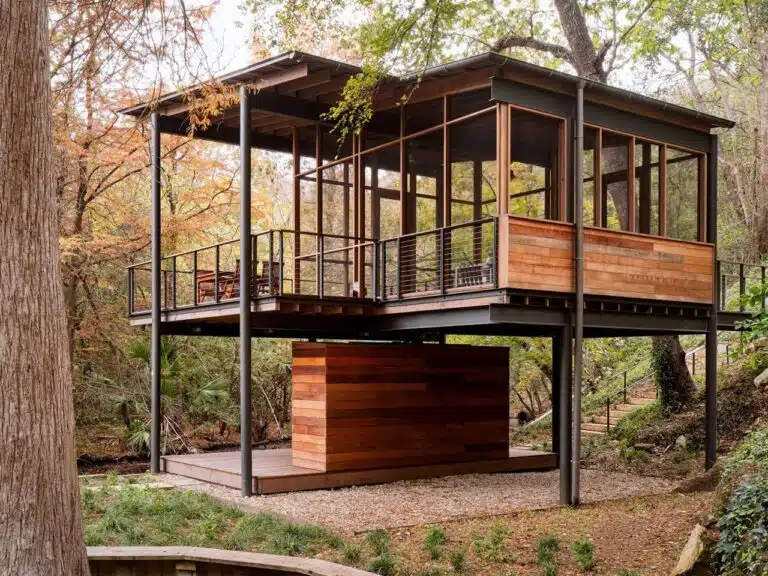 The Art of Coexisting with Nature: An Architectural Pavilion Floating on Lake Austin