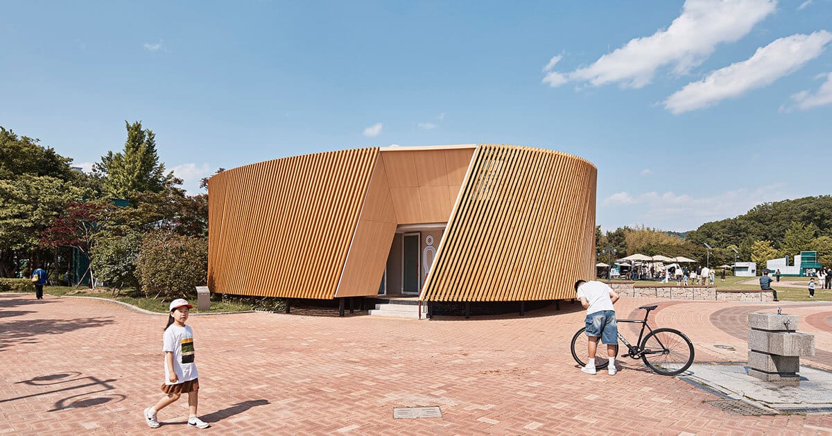 واجهة الأخشاب ذات الطبقة المزدوجة Enfolds تم تجديد المرحاض العام في كوريا من قبل دانيال فالي المهندسين المعماريين