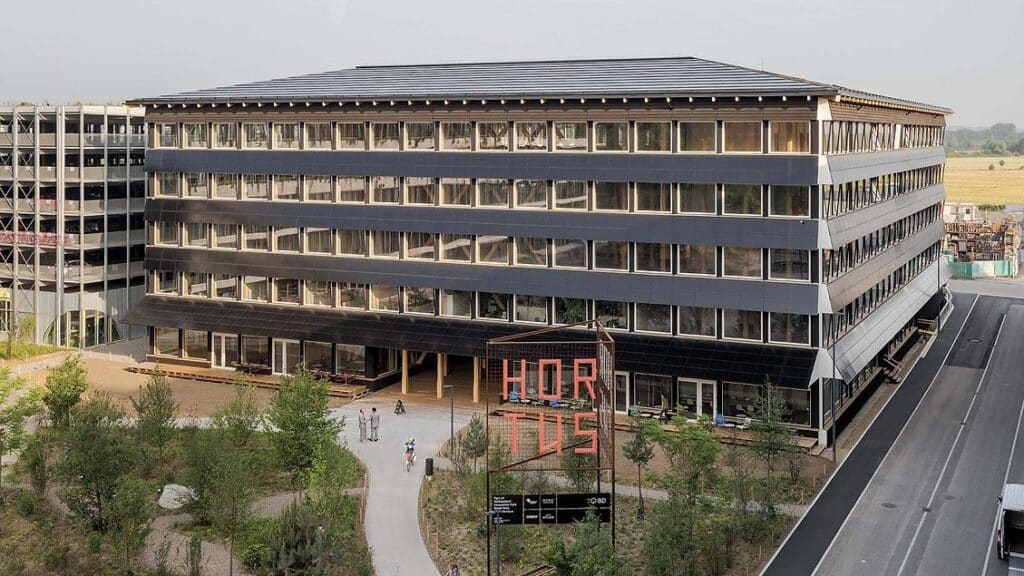 يصمم Herzog & de Meuron مبنى مكاتب سويسريًا للأخشاب مع أهداف طموحة للاستدامة