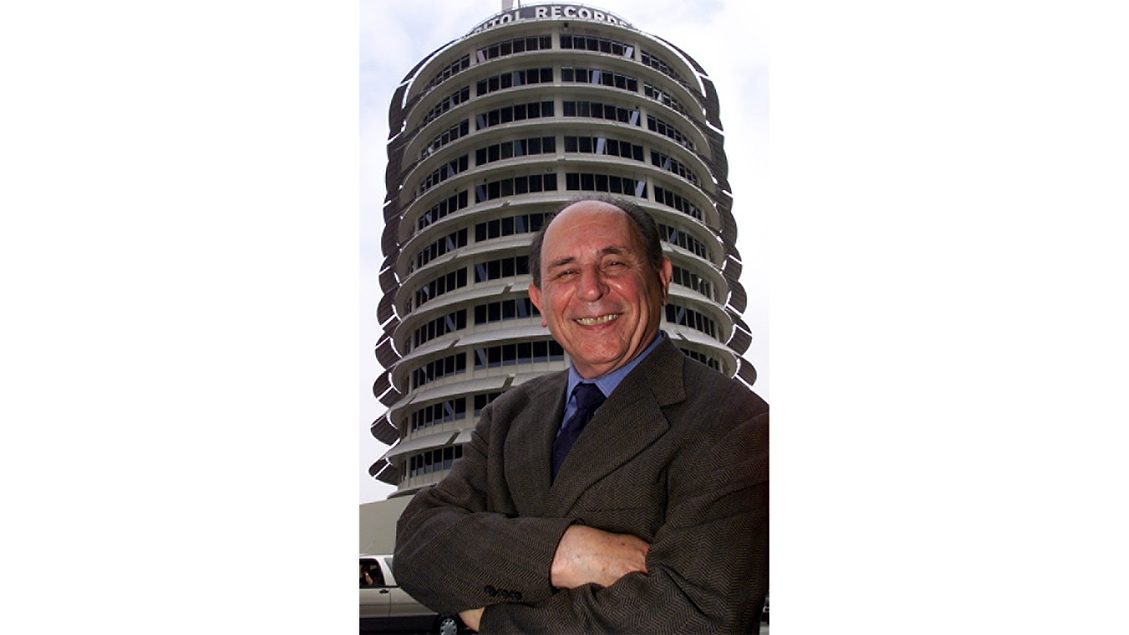 يموت لويس نايدورف ، مصمم مبنى كابيتول ريكوردز في هوليوود ، في 96