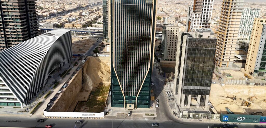 واجهة برج إبداعات 6 الزجاجية بعد اكتمال الهيكل الإنشائي في حي الصحافة بالرياض.