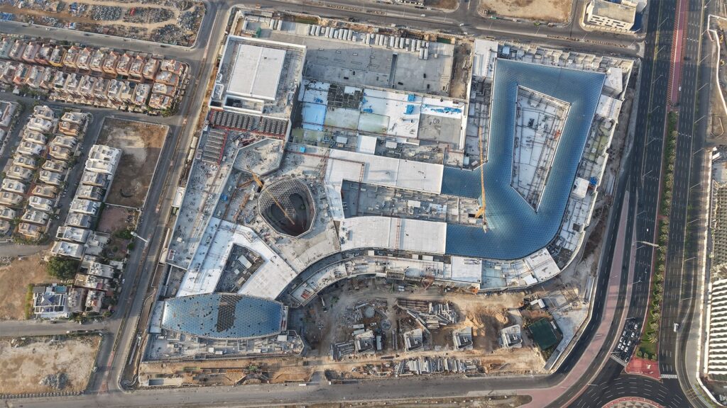 منظر جوي لمركز جوهرة جدة أثناء مراحل الإنشاء المبكر، يظهر توزيع المباني والمساحات المفتوحة.