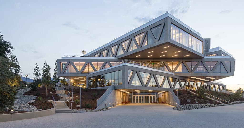 الواجهة الزجاجية لمركز روبرت داي للعلوم بتصميم معماري حديث