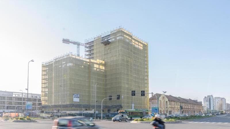 Glass-and-metal tower fa&ccedil;ades in Milan