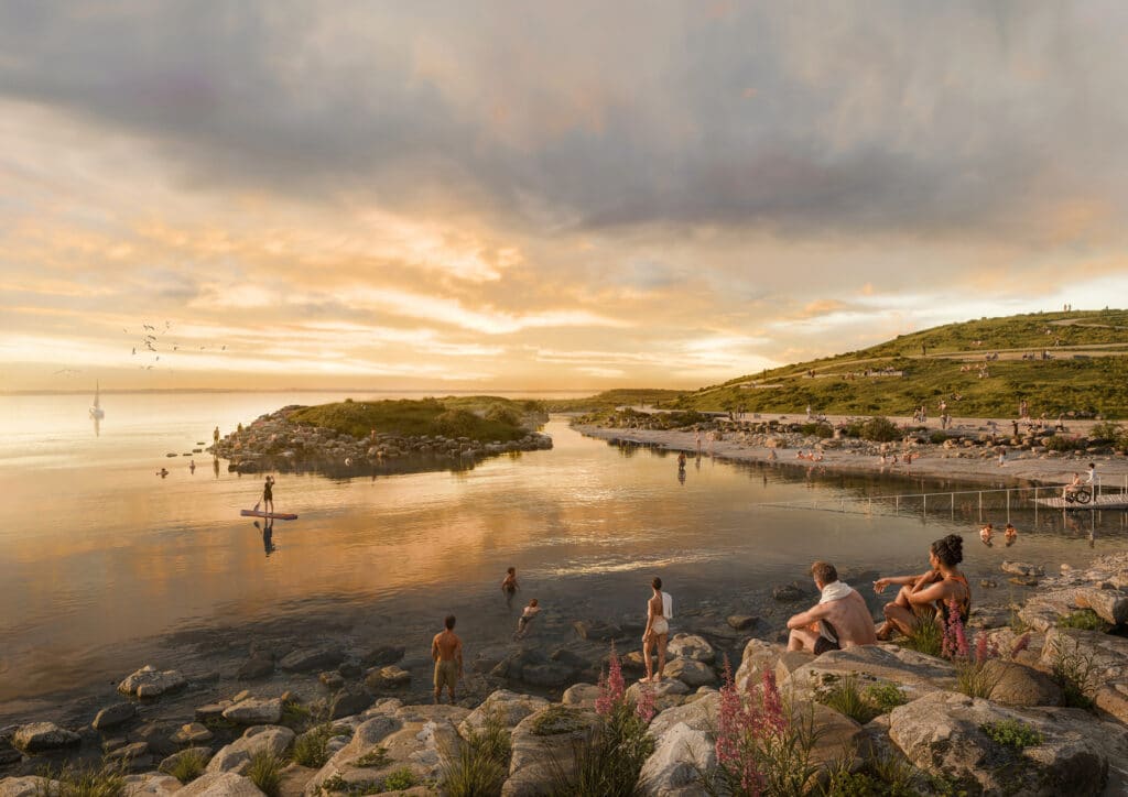 مشهد هادئ عند غروب الشمس في الحديقة الطبيعية الساحلية المستقبلية التي تبلغ مساحتها 30 هكتارًا في منطقة نوردهافن بكوبنهاغن، يظهر فيه أشخاص يستمتعون بالماء، ويسيرون على الشواطئ الصخرية، ويستريحون على التلال العشبية &mdash; مزيج متناغم بين الطبيعة والترفيه والحياة الحضرية.