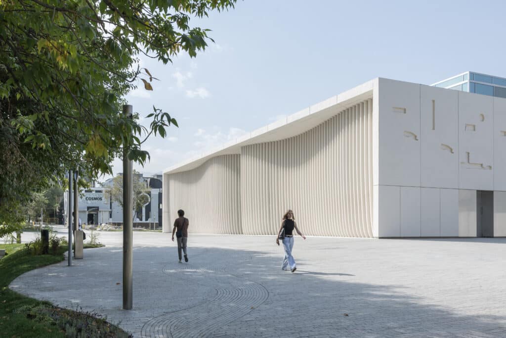 واجهة مركز تسيليني للفنون المعاصرة في ألماتي بعد الترميم