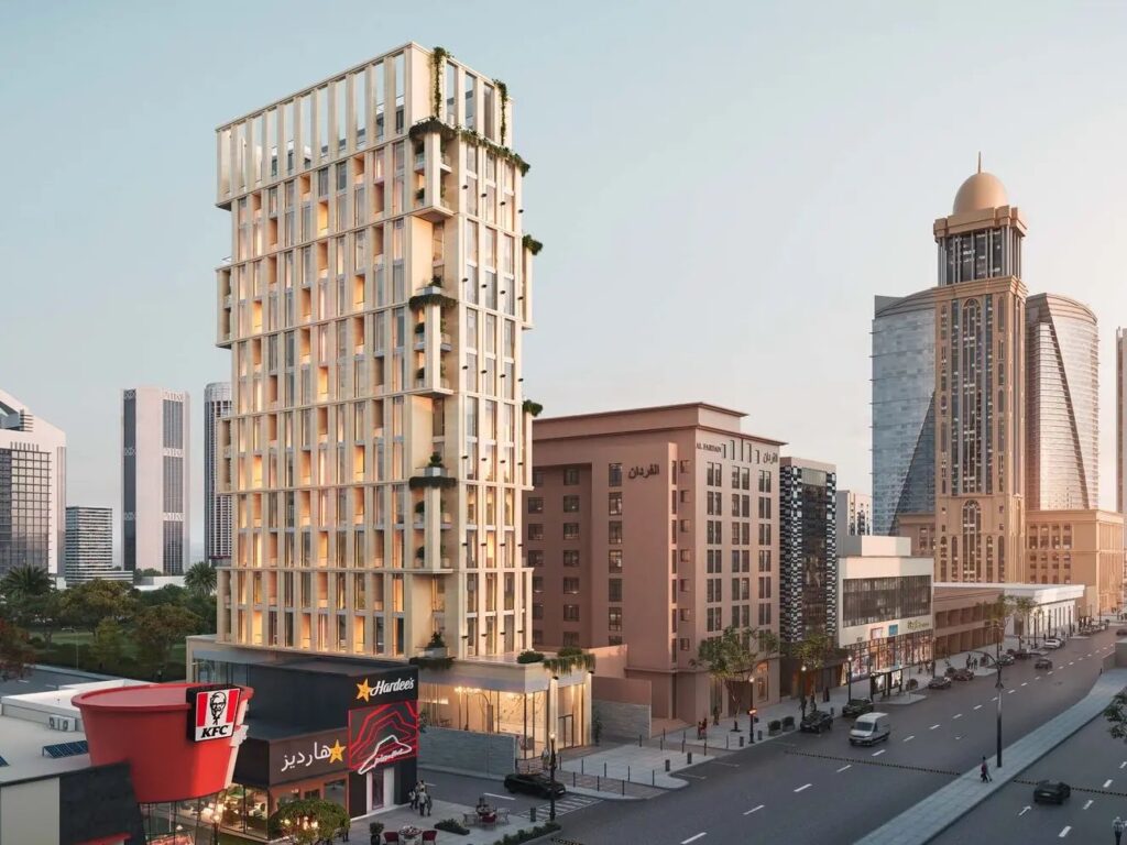 برج &ldquo;The Rise&rdquo; السكني الحديث في قلب الرياض، يظهر بتصميمه المعماري الفريد على شارع العليا، مع واجهة زجاجية وألواح خشبية تضفي عليه لمسة دافئة، وسط محيط حضري نابض بالحياة يضم مطاعم ومباني معاصرة.