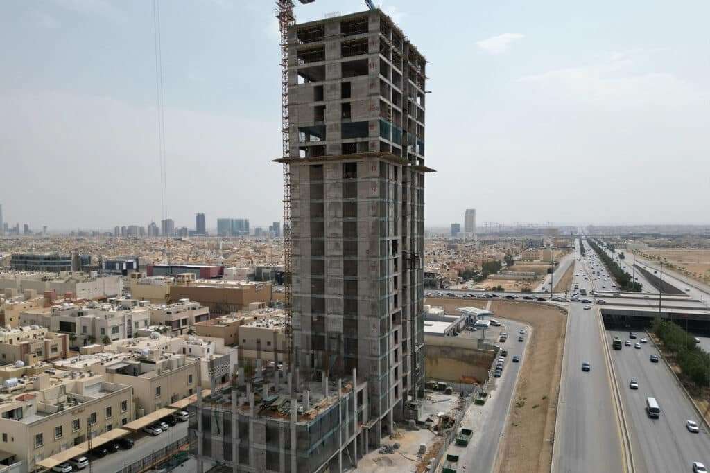 واجهة برج S المكتبي قيد الإنشاء في حي الياسمين بالرياض