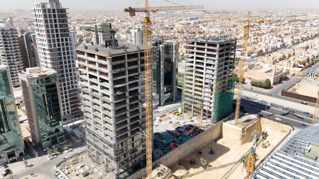 مشهد جانبي لأعمال برج إبداعات 6 أثناء مرحلة التشطيبات الأولية في الرياض.