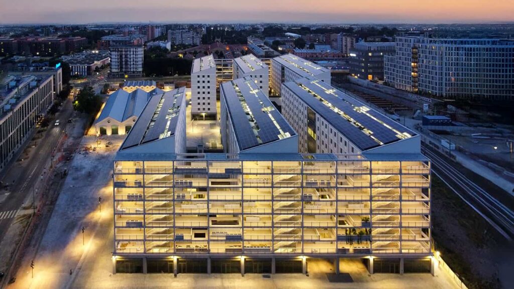 منظر جوي يوضح توزيع المباني والمساحات الخضراء في قرية ميلانو-كورتينا 2026 الأولمبية.