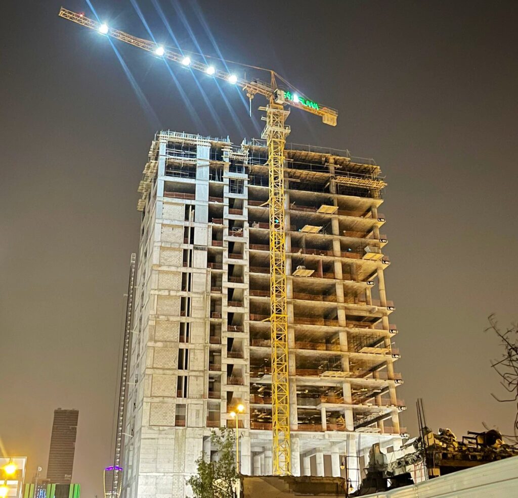 المبنى ليلاً، مع إبراز الإضاءة والتفاصيل المعمارية.