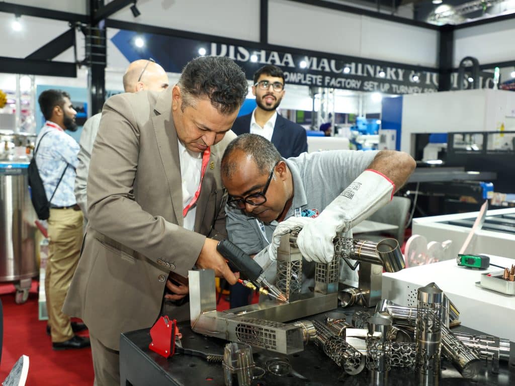 مشارك في مسابقة أفضل لحام أثناء عرض مهاراته في اللحام.