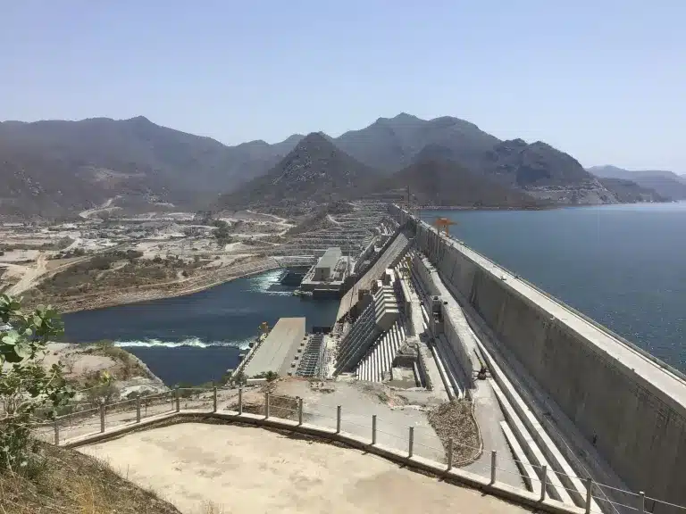 منظر عام لسد النهضة مكتمل تقريبًا مع التوربينات الكهرومائية.