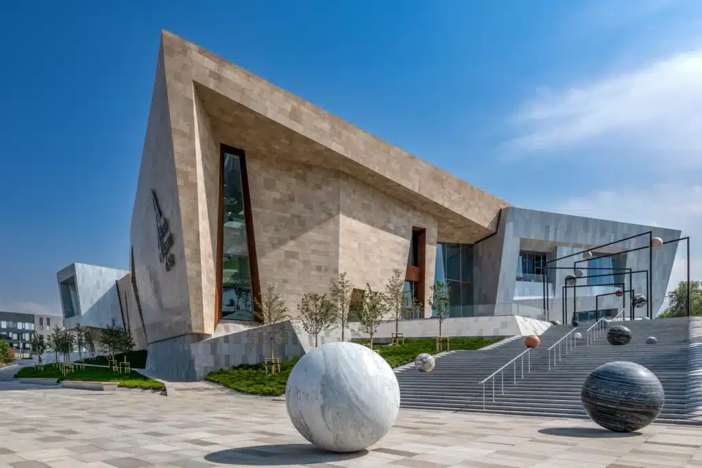 ساحة المتحف الخارجية تضم منحوتات معاصرة ومساحات مفتوحة للزوار.