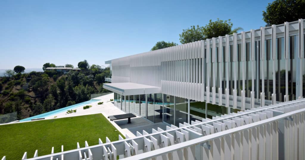 مبنى فاخر بكتلة هندسية واضحة وزوايا دقيقة