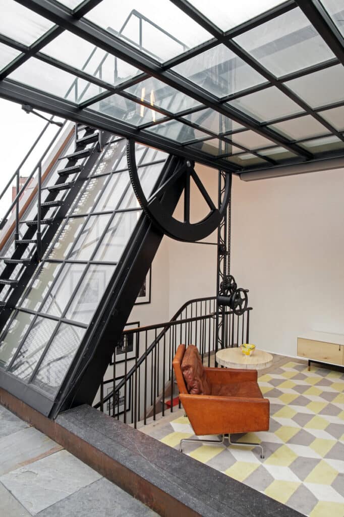 درج خشبي حديث بتصميم أنيق داخل تاونهاوس في نيويورك