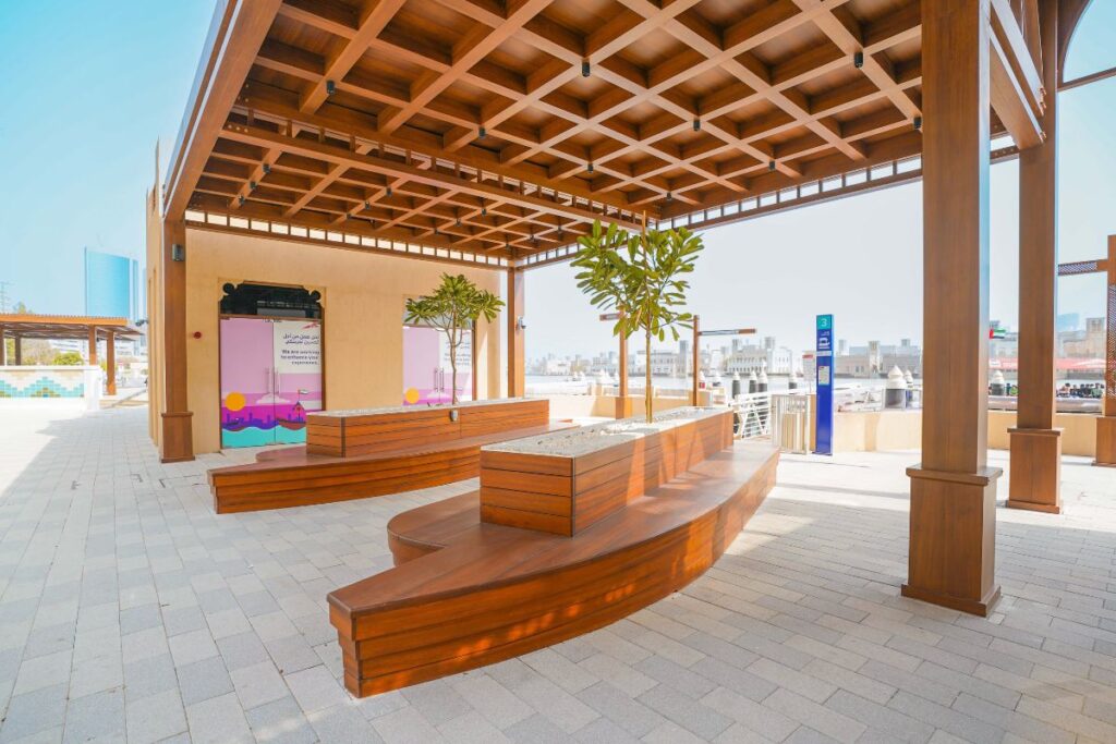 مناطق الانتظار المظللة في محطة السبخة بتشطيبات خشبية معاصرة.