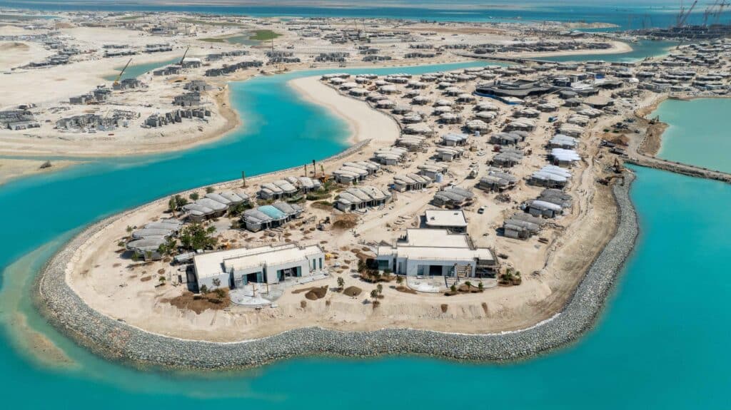 الكتل المعمارية تتداخل مع المسطحات المائية في تصميم يعكس اندماج المشروع مع البيئة البحرية.