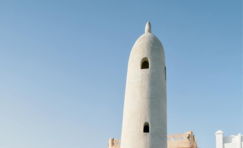 قاعة العرض الرئيسية داخل متحف اللؤلؤ سيادي بكسوة فضية تتحول مع الرطوبة