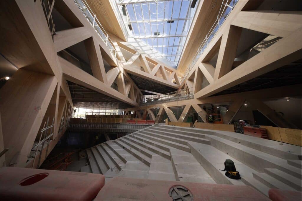 مركز روبرت داي للعلوم من الخارج وسط المساحات الخضراء