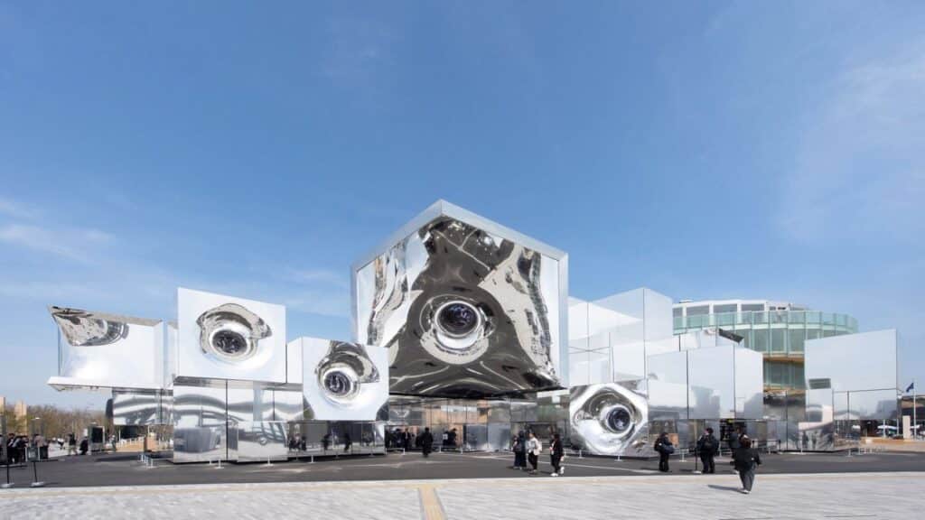 تفاصيل من سطح الجناح تعكس البيئة المحيطة